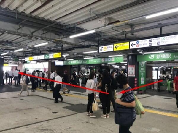 新橋駅改札を出て頂き［銀座口］へ出てください